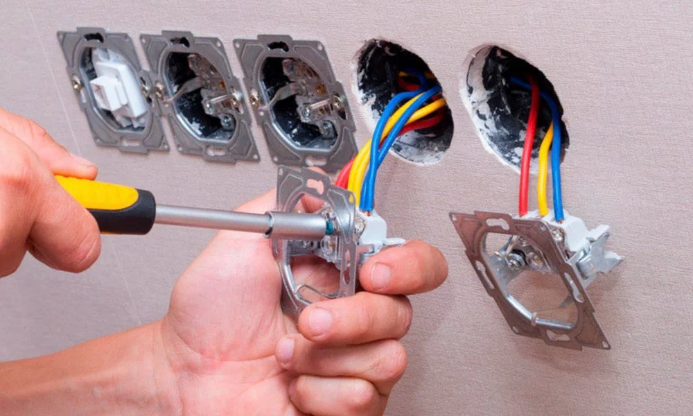 Установка розеток выключателей светильников - электрические работы