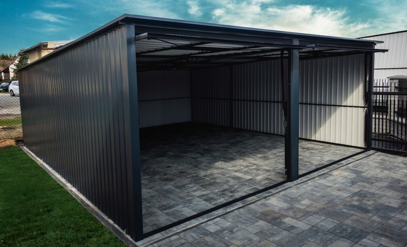 Собранный гараж из металлопрофиля на участке - фото монтажа