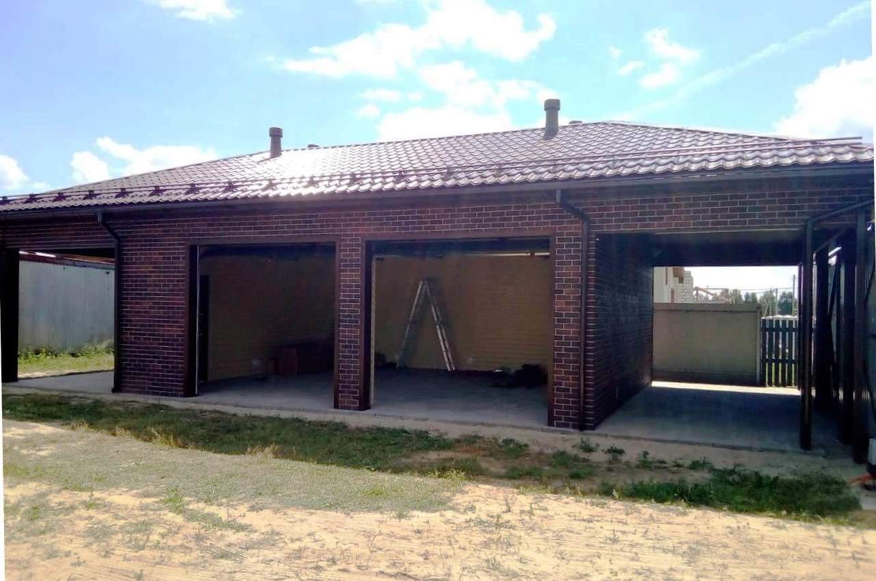 Кирпичный гараж на участке - готовый проект от ProStroy